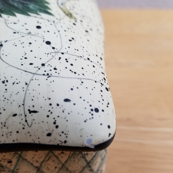 #1134 Preowned Hand-Painted Cherry Ceramic Box - Picture 9 of 12